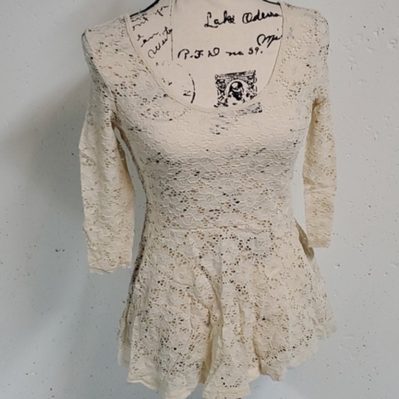 NWT Decree Ivory Lace Peplum Top - Picture 2 of 8